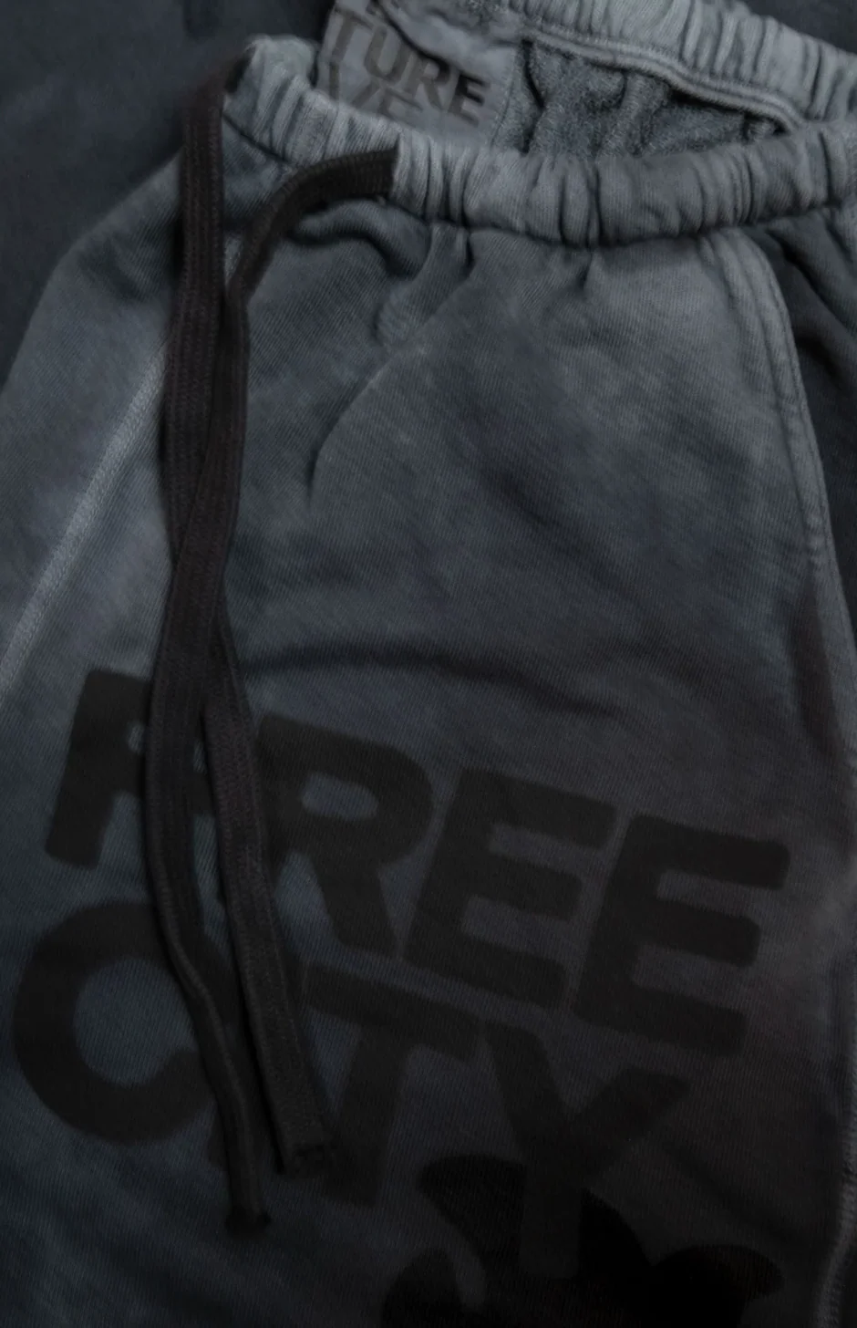 Sunfades Pocket Sweatpant in Volcano & Black - Image 2