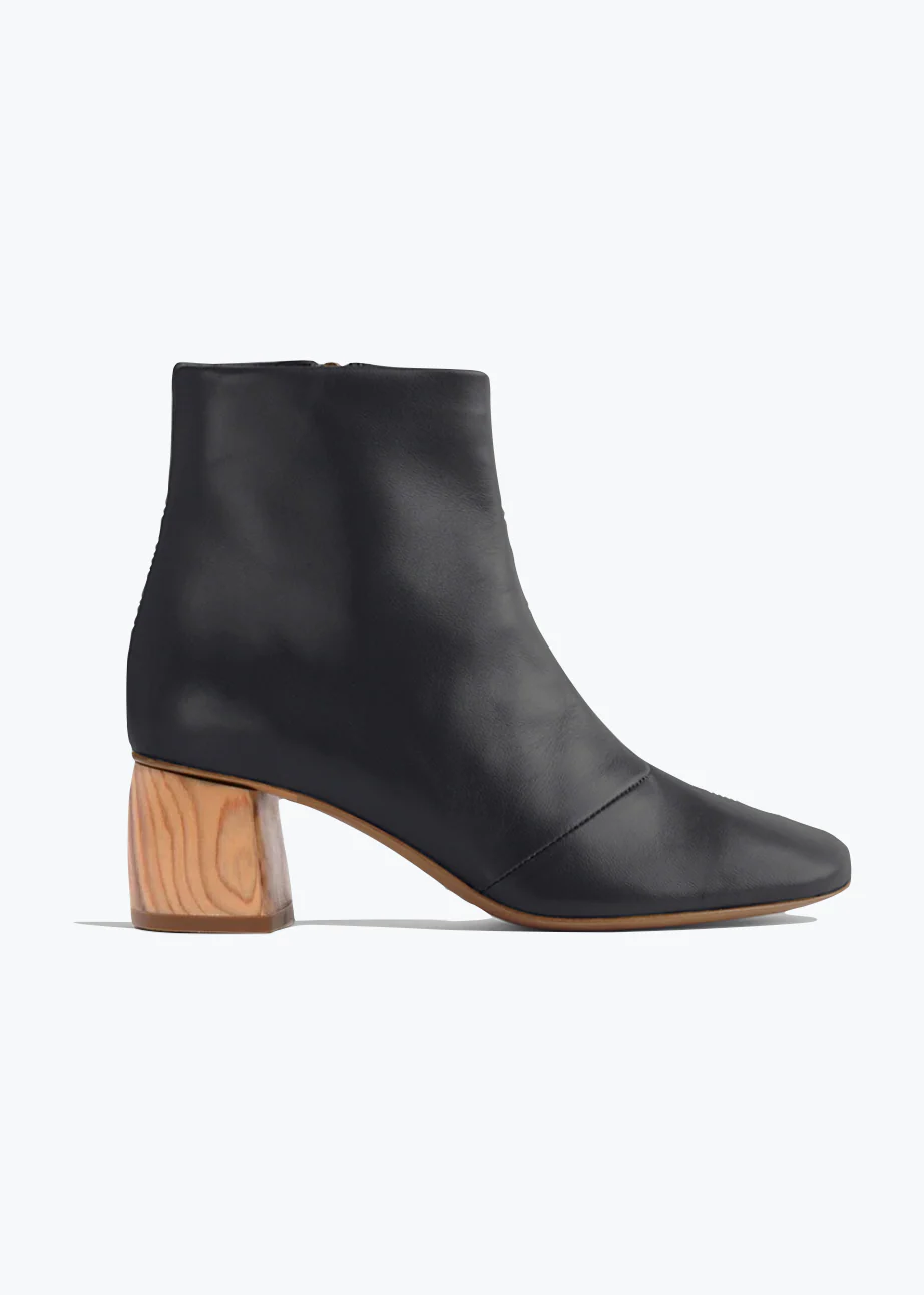 Leather Ankle Boots in Noir