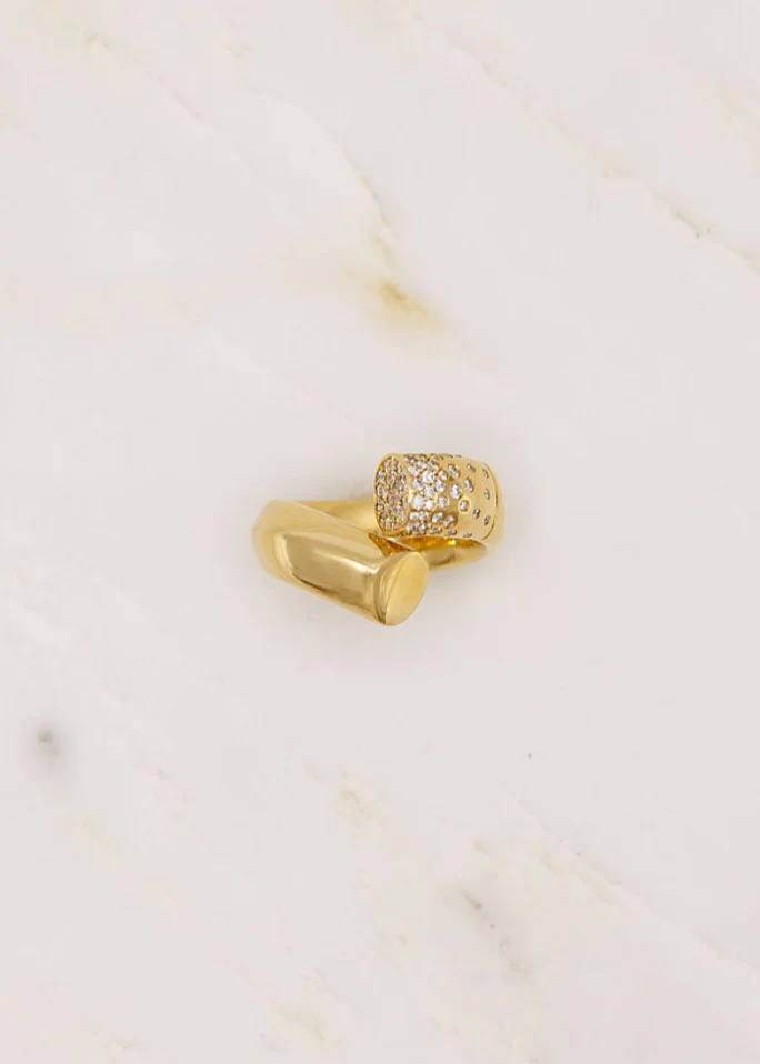 Oera Ring with Pavé Diamonds