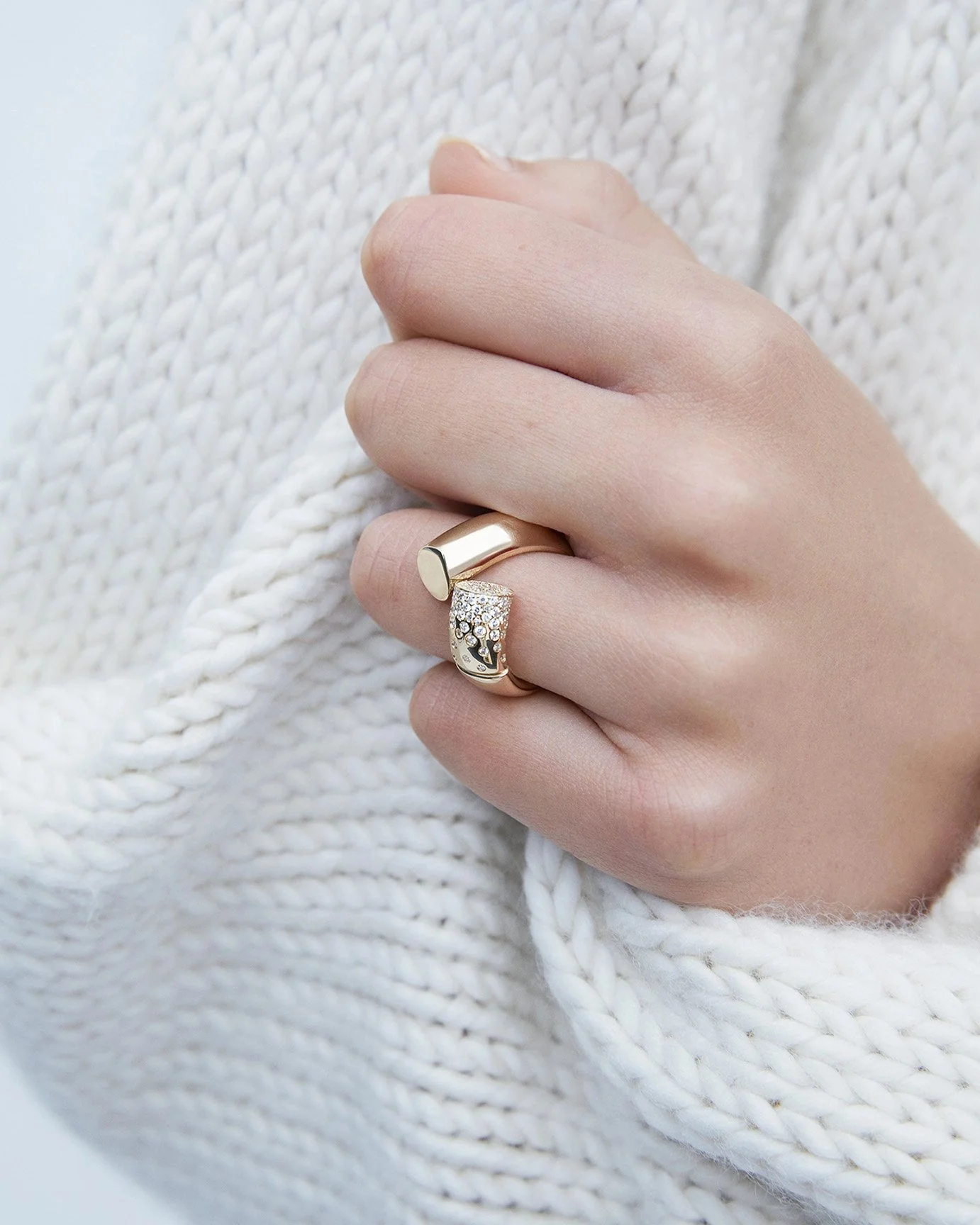 Oera Ring with Pavé Diamonds - Image 2