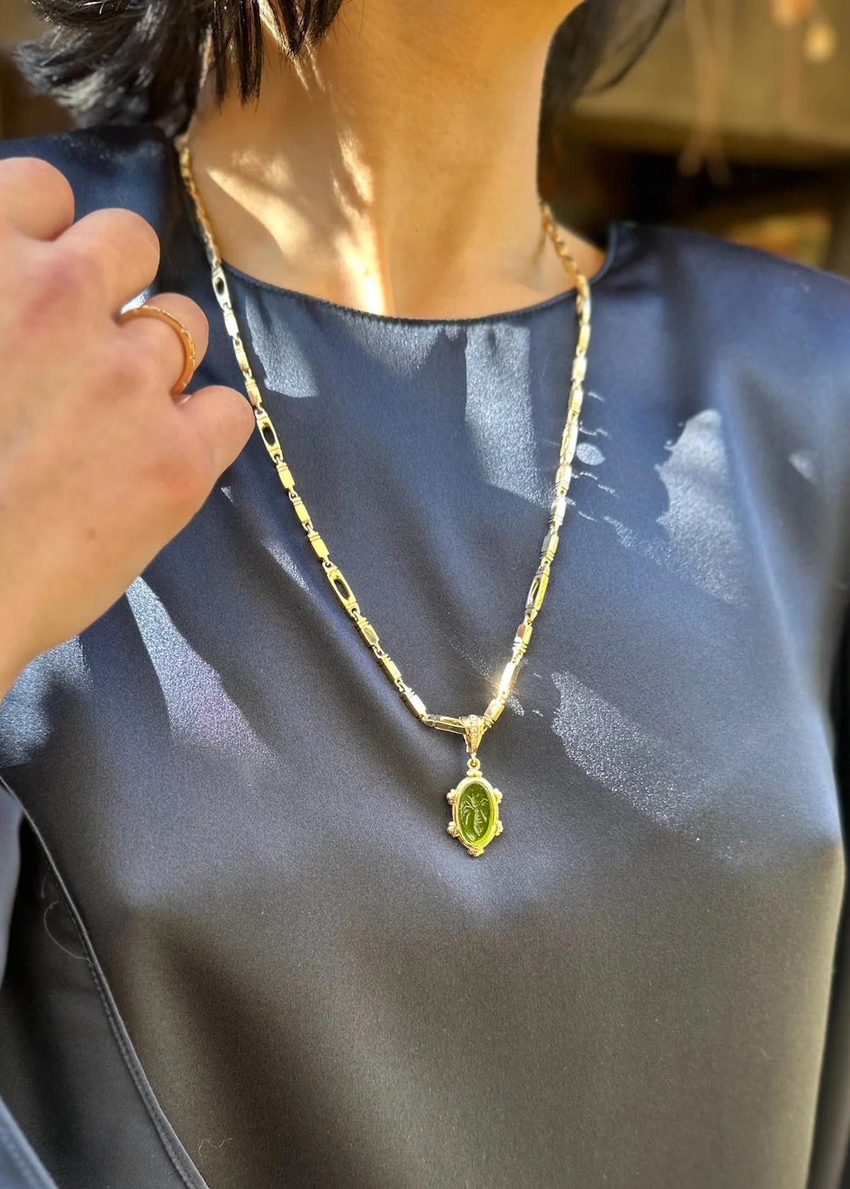 Tembo Queen Bee Venetian Glass Pendant - Image 2