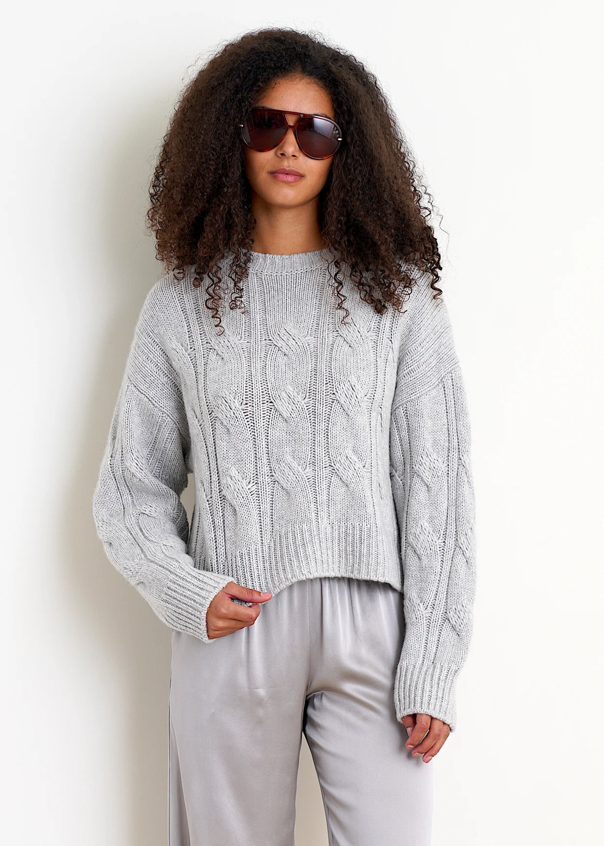 Tristan Cashmere Crewneck Cable Pullover in Foggy